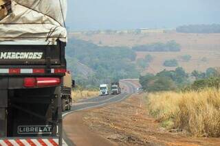 Caminhões de carga trafegando na rodovia BR-163 em Mato Grosso do Sul. (Foto: Arquivo/Campo Grande News)