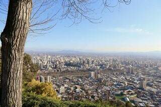 Vista da cidade de Santiago do Chile a partir do alto do Parque Metropolitano, o acesso é morro acima em um teleférico – Foto: Reprodução