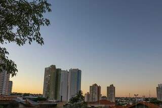 Céu claro em Campo Grande na manhã desta terça-feira (Foto: Henrique Kawaminami)