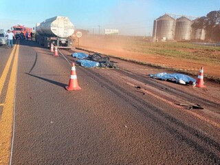 Casal e crian&ccedil;a que estavam em moto morrem em acidente com carreta