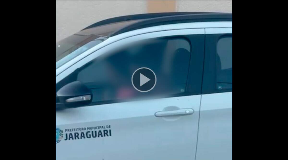 Casal é flagrado dando “amasso” dentro do carro de prefeitura - Capital imagem