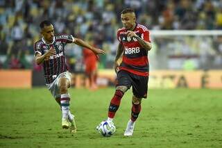 Jogadores disputam a posse da bola durante partida realizada nesta terça-feira (16). (Foto: Marcelo Cortes/Flamengo)