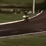 Moto é flagrada em alta velocidade dentro do Parque das Nações