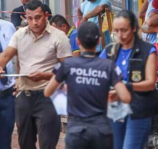 Policial civil em local de morte violenta (Foto: Henrique Kawaminami)