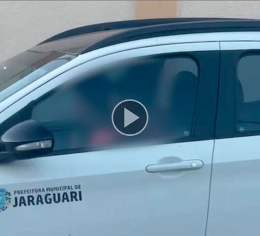 Casal &eacute; flagrado dando &ldquo;amasso&rdquo; dentro do carro de prefeitura