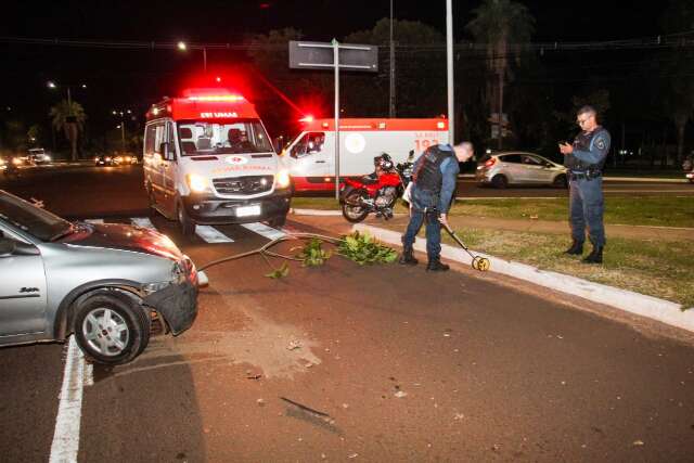 Carro fura sinal, bate em moto e deixa tr&acirc;nsito lento na Avenida Duque de Caxias