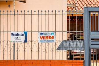 Placas anunciam imóveis à venda em Campo Grande. (Foto: Henrique Kawaminami/Arquivo)