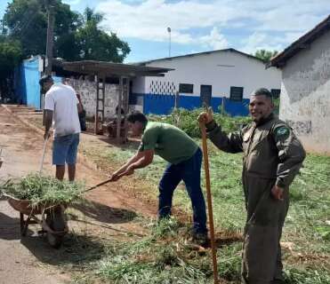 Após ver vizinhança pegar dengue, morador faz mutirão de limpeza em bairro