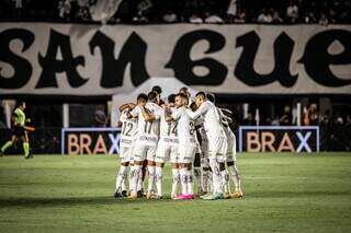 Jogadores do Santos se agrupam durante o intervalo da partida. (Foto: Raul Barreta/Santos)