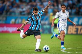 Jogadores disputam a posse da bola em partida disputada na Arena do Grêmio. (Foto: Lucas Uebel/Grêmio)