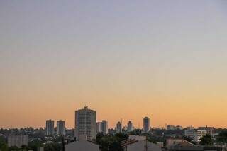 Céu claro em Campo Grande nesta quarta-feira (Foto: Henrique Kawaminami)