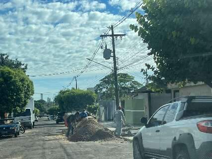Materiais de construção atrapalham rua no Jardim São Lourenço