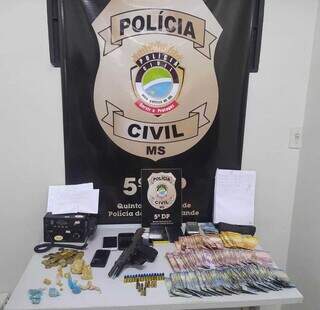 Objetos apreendidos durante a abordagem esta manhã (Foto: Divulgação Polícia Civil)