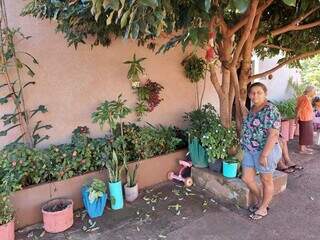 Gosto pelas plantas é respeitado por vizinhos, como conta a moradora. (Foto: Aletheya Alves)