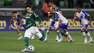 O jogador Raphael Veiga, da SE Palmeiras, cobra pênalti para marcar seu gol contra a equipe do Fortaleza EC, durante partida válida pelas oitavas de final, ida, da Copa da Copa do Brasil, na arena Allianz Parque. (Foto: Cesar Greco/Palmeiras/by Canon)