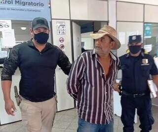 Antônio é conduzido por policiais paraguaios no momento da prisão. (Foto: Arquivo)