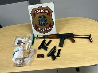 Pistolas, fuzil e entorpecentes foram apreendidos durante operação em Ponta Porã. (Foto: Polícia Federal)