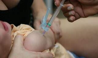 Bebê recebe dose de vacina. (Foto: Agência Brasil)
