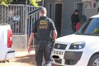 Policial do Gaeco em um das casas alvo da ação (Foto: Marcos Maluf)