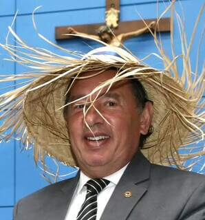 Presidente da Assembleia com chapéu de palha para anunciar festa junina. (Foto: Victor Chileno)