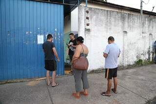Movimentação de pais na porta da Escola Municipal Bernardo Franco Baís. (Foto: Alex Machado)