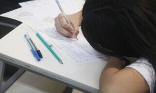 Estudante realiza cálculos durante edição impressa do Enem. (Foto: Alexandre Campbell/Agência Brasil)