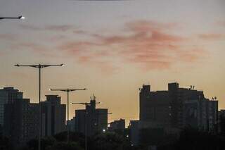 Céu aberto nesta quinta-feira em Campo Grande (Foto: Henrique Kawaminami)