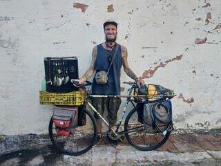 Lhama leva tudo o que precisa na bicicleta, colocando o minimalismo em prática. (Foto: Aletheya Alves)