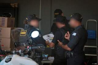 Policiais durante cumprimento de mandado de busca e apreensão (Foto: Marcos Maluf)