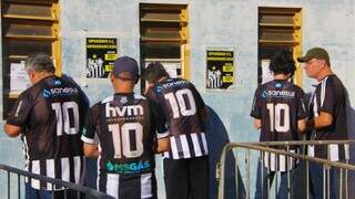 Torcida operariana em fila para comprar ingressos no Estádio Jacques da Luz (Foto: Divulgação/Operário)