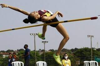 Atleta realiza salto com vara durante Jogos Escolares. (Foto: Edemir Rodrigues/Fundesporte)