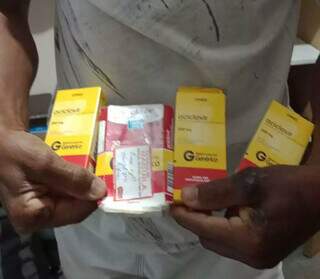 Paciente segurando caixas do remédio Aciclovir (Foto: Arquivo pessoal)