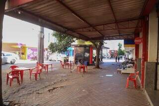 Poucas mesas e cadeiras ficam dispersas pelo calçadão da Rua Barão do Rio Branco. (Foto: Alex Machado)