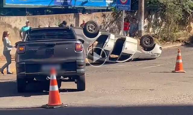 Colis&atilde;o entre picape e carro termina com capotagem e passageiro ferido 