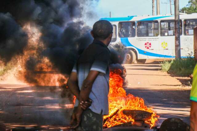 Moradores protestam e pedem fiscaliza&ccedil;&atilde;o de caminh&otilde;es que fogem de balan&ccedil;a 