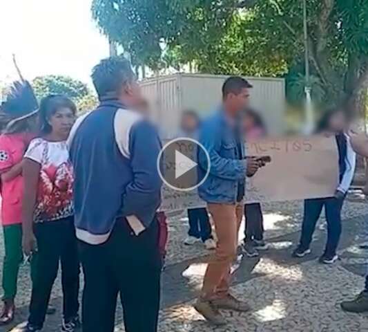 Ind&iacute;genas protestam pedindo fim de obras e de vazamentos em escola de Miranda