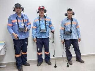 Trabalhadores da Sanesul exibem equipamentos novos. (Foto: Divulgação)