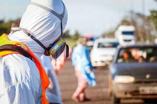 No início da pandemia, em 2020, havia barreiras sanitárias nos limites das cidades. (Foto: Henrique Kawaminami)