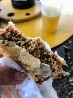 Pastel de carne com queijo tem recheio generoso e é bem temperado. (Foto: Jéssica Fernandes)