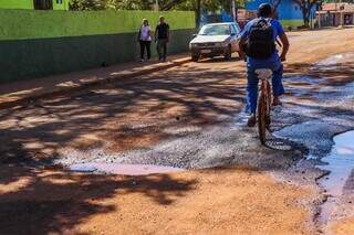 Moradores protestam e pedem fiscaliza&ccedil;&atilde;o de caminh&otilde;es que fogem de balan&ccedil;a 