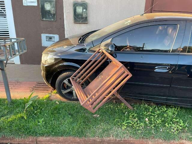 Motorista foge ap&oacute;s atingir carro estacionado que avan&ccedil;ou pela cal&ccedil;ada 