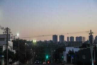 Manhã de sexta-feira de céu aberto em Campo Grande (Foto: Henrique Kawaminami)