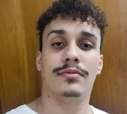 Jovem morre ap&oacute;s bater moto em carreta estacionada 