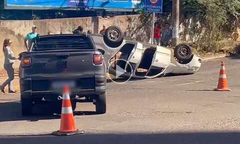 Colisão entre picape e carro termina com capotagem e passageiro ferido 