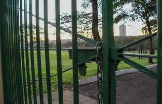 Portão de acesso do Parque das Nações Indígenas fechado em Campo Grande (Foto: Juliano Almeida)