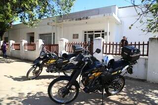 Motocicletas da Guarda Civil Metropolitana na entrada da escola. (Foto: Alex Machado)