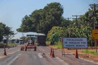 Moradores protestam e pedem fiscaliza&ccedil;&atilde;o de caminh&otilde;es que fogem de balan&ccedil;a 