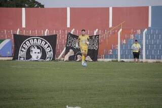 Goleiro do Operário com a bola no campo de defesa no gramado do Estádio Jacques da Luz (Foto: Divulgação/Operário)