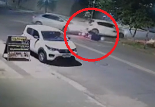 C&acirc;mera registra acidente entre dois carros e uma moto na Vila Bandeirantes