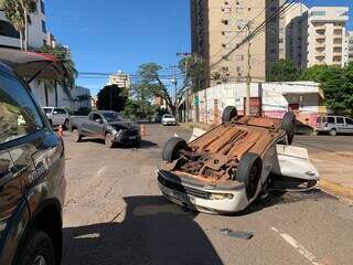 Voyage parou com as quatro rodas para cima. Picape ficou com a frente destruída (Foto: Bruna Marques) 